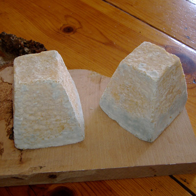 De forma tronco piramidal, es un queso más joven y más suave.