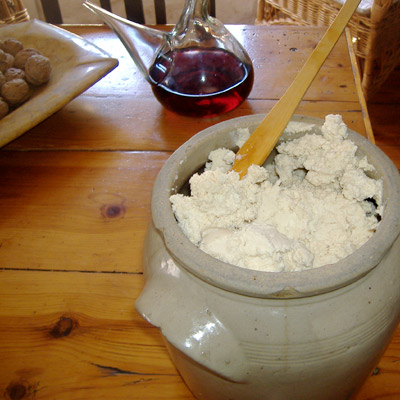 Elaborado con aguardiente dentro de la “tupina”, siguiendo la tradición de los pastores que lo conservaban de esta manera para poder disfrutar del queso también durante el invierno. 